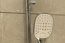 酒店淋浴喷头的惊人用法，网友:别太荒唐图片