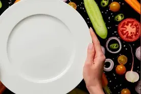 不吃晚饭VS少食多餐，哪个更利于减肥？图片