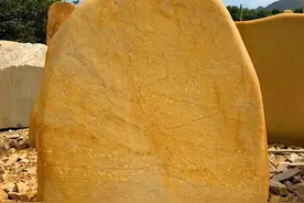 好看的黄蜡石刻字石长什么样，坚硬的外表温暖的颜色，大气又方刚图片