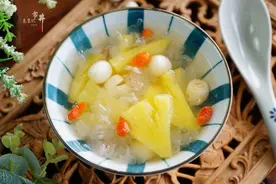 春末夏初，菠萝和莲子是绝配，每周煮几次喝，很多人不知道有啥用图片