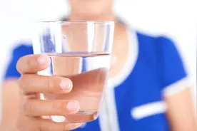 早起不刷牙就喝水，等于喝细菌进肚子？今天就告诉你明确的答案图片