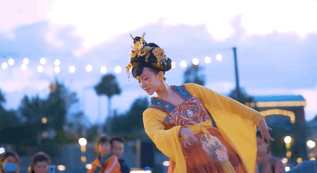 �����ȹ���ڡ�ϲӭ��ʮ�󡱡�����������ʽ��������࣬�����˲�ͣ��