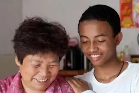 2010年，浙江农村老人收养黑人男孩，如今为什么要报考浙江大学？图片