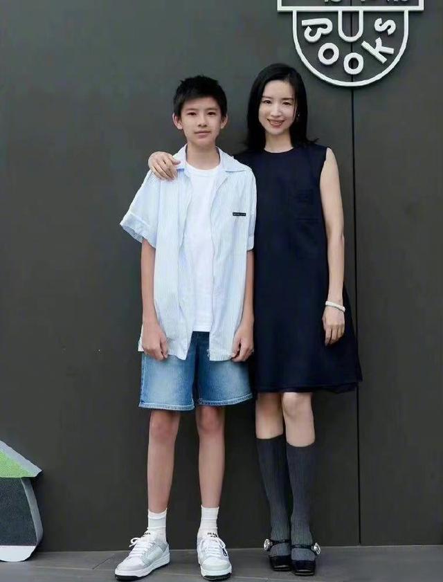 潘粤明与董洁离婚8年：他摆脱抑郁收获真爱，她带儿子苦度光阴