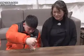 妈妈强迫儿子喝19年前母乳：好父母，都允许自己被孩子“抛弃”图片