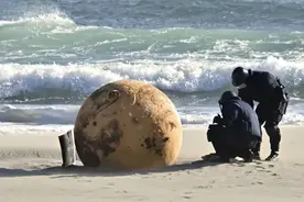 日本海滩惊现神秘铁球，防爆小组封锁现场，最后中国网友破案了图片