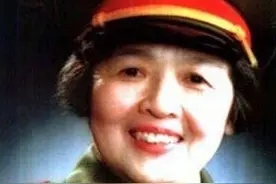 她出生于美国，19岁加入解放军，58岁成为女将军图片