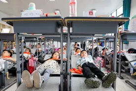 重庆一小学“躺平式”午休羡煞众人 网友：建议普及，我也需要图片