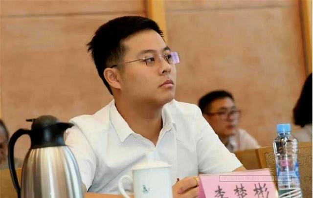江西00后李楚彬火了！15岁开始工作，20岁当“常委”，真没有猫腻