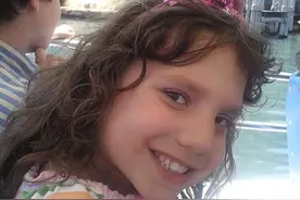 现实版《孤儿怨》，成年人伪装成年幼孤女，预谋杀害养父母全家图片