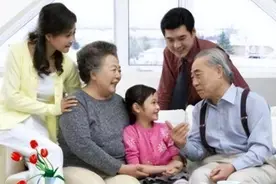 “你最喜欢奶奶还是姥姥？”孩子随意的一句回答，让全家都尴尬了图片