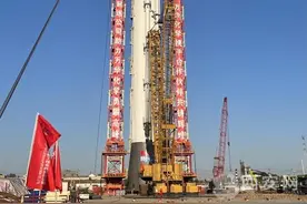 全长138.6米 最大直径10.8米 全球已知最大丙烷丙烯分离塔吊装成功图片