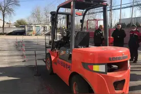 叉车培训学校焊工培训班学电工考焊工证挖掘机铲车学校图片