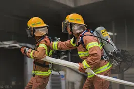 消防员衣服上的“秘密”让人泪目！网友：希望永远用不到图片