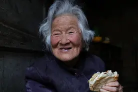 陕西90岁老奶奶，生前拒绝上户口，临死前交出一张照片，揭露身份图片