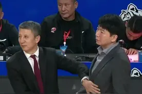 不讲武德!新疆大局已定西尔扎提上篮得分,邱彪怒怼他给郭士强道歉图片