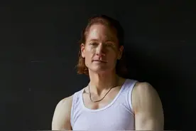 美国亿万富翁为永远18岁，每年花千万极端保养，每天吃几十种补品图片