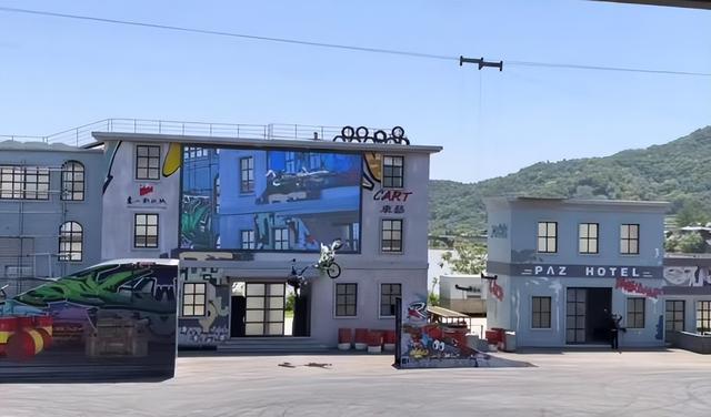 象山影视城飞车手表演特技出意外身亡 现场观众：车手第一次飞跃成功 第二次飞跃出意外