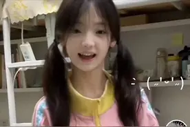 女大学生宿舍跳舞，20岁容貌似10岁小女生，过幼态打扮刺痛了谁？图片