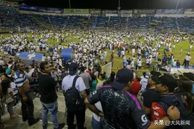 大风编译 | 超卖门票争入场肇祸？球迷买假票强行入场？萨尔瓦多球场踩踏致12死500伤图片