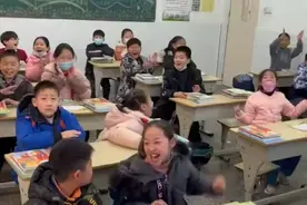河南：某小学受疫情影响突然放假，全班沸腾，学霸却一脸无奈图片