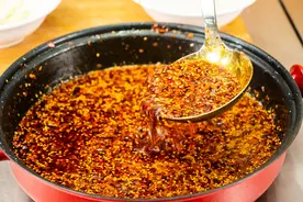 辣椒油教你正确做法，又香又辣又红亮，拌饭拌菜更解馋图片