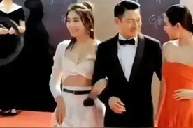 大无语事件！刘德华红毯被性感女网红生扑搂紧，网友直呼粗鄙不堪图片