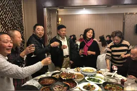 恬不知耻！山东领导参加下属婚礼，只随了200元，却豪饮了3瓶茅台图片