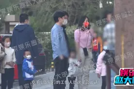 章子怡汪峰一家人游玩，儿子跟羊驼合影，画面很温馨图片
