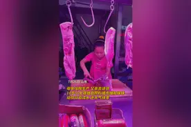 10岁小女孩独自带着妹妹帮父母做生意，小女孩：妈妈生孩子去了图片