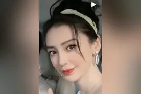 新恋情？杨颖与陌生男一起庆生，妆容精致被送鲜花笑得好幸福图片