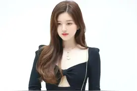 赵露思好像变样了，丝绒礼服仅靠“蝴蝶结”点缀，腰身纤细真迷人图片