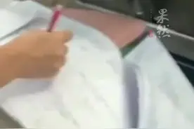 国庆假期结尾老师在高铁上卖力批改试卷图片
