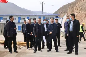 武山县委书记王新强 县委副书记、县长王志成督查重点项目建设工作图片