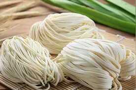 商贩卖的湿面条，为什么不会粘在一起？或许很多人都想错了图片