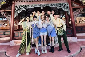 李晨晒《奔跑吧》泰国大合照 Baby比耶白鹿秀美腿图片