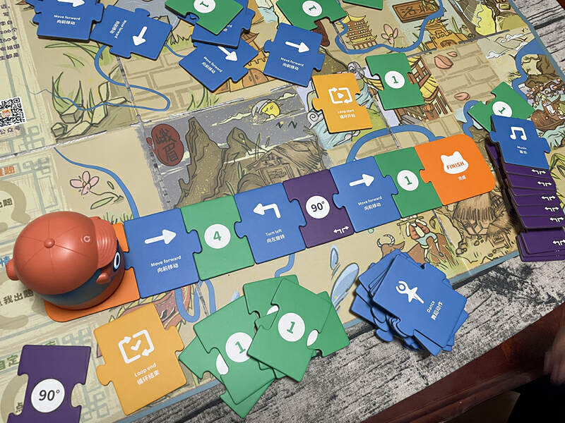 给孩子最好的礼物：趣学伴拼读编程机器人