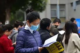 父母因为欠债，进了征信黑名单，这会影响子女考公务员吗？图片