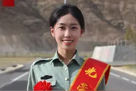 暖心学姐变身军训女教官 学弟学妹：“太酷啦”图片