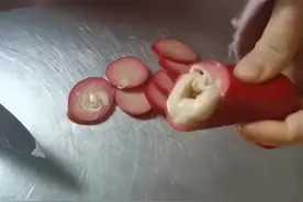 浙江女子超市买红肠，切出不明白色膏状物，直播间咨询遭主播喊滚图片