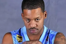 46岁弗朗西斯现状，面相苍老，出狱后改过，如今生活很潇洒图片