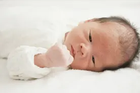 新生儿为啥手握得紧紧的？没握要不要紧？教你从“握姿”看发育图片