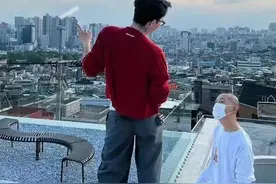 权志龙近照重回颜值巅峰！穿红色针织衫戴珍珠项链，坐姿太帅气图片