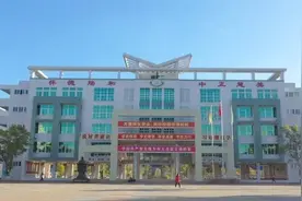 中学小卖部5年租金943万？网友：这怎么回本？官方发布最新情况说明→图片