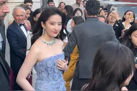 人气高！刘亦菲国外活动排面大，穿礼服珠圆玉润，换私服又甜又辣图片