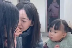 女孩凑到大姐姐面前听八卦，睁大眼睛充满好奇，被发现后表情亮了图片