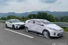 本田思域智能化测评：总体表现不错，巡航时转弯跑偏，盲点监测未发现自行车图片