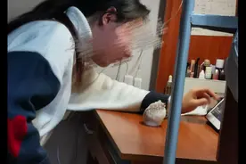 室友竟说服宠物仓鼠，陪着她一起看平板电脑，也太乖巧听话了吧图片