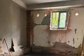 九江维也纳春天小区一店面装修砸墙开窗 深挖地面露出地基图片