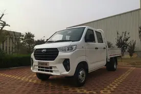 奇瑞新款6轮小货车，外观很霸气，轿车内饰，悬浮大屏，还有气囊图片